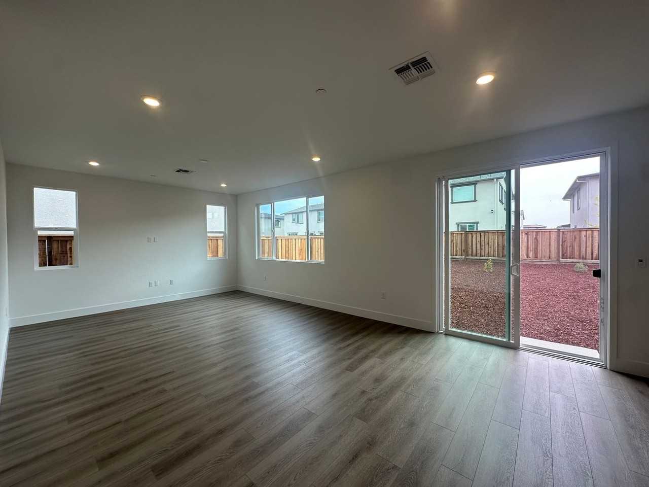 2824 Wrangell St - Photo 2 of 26