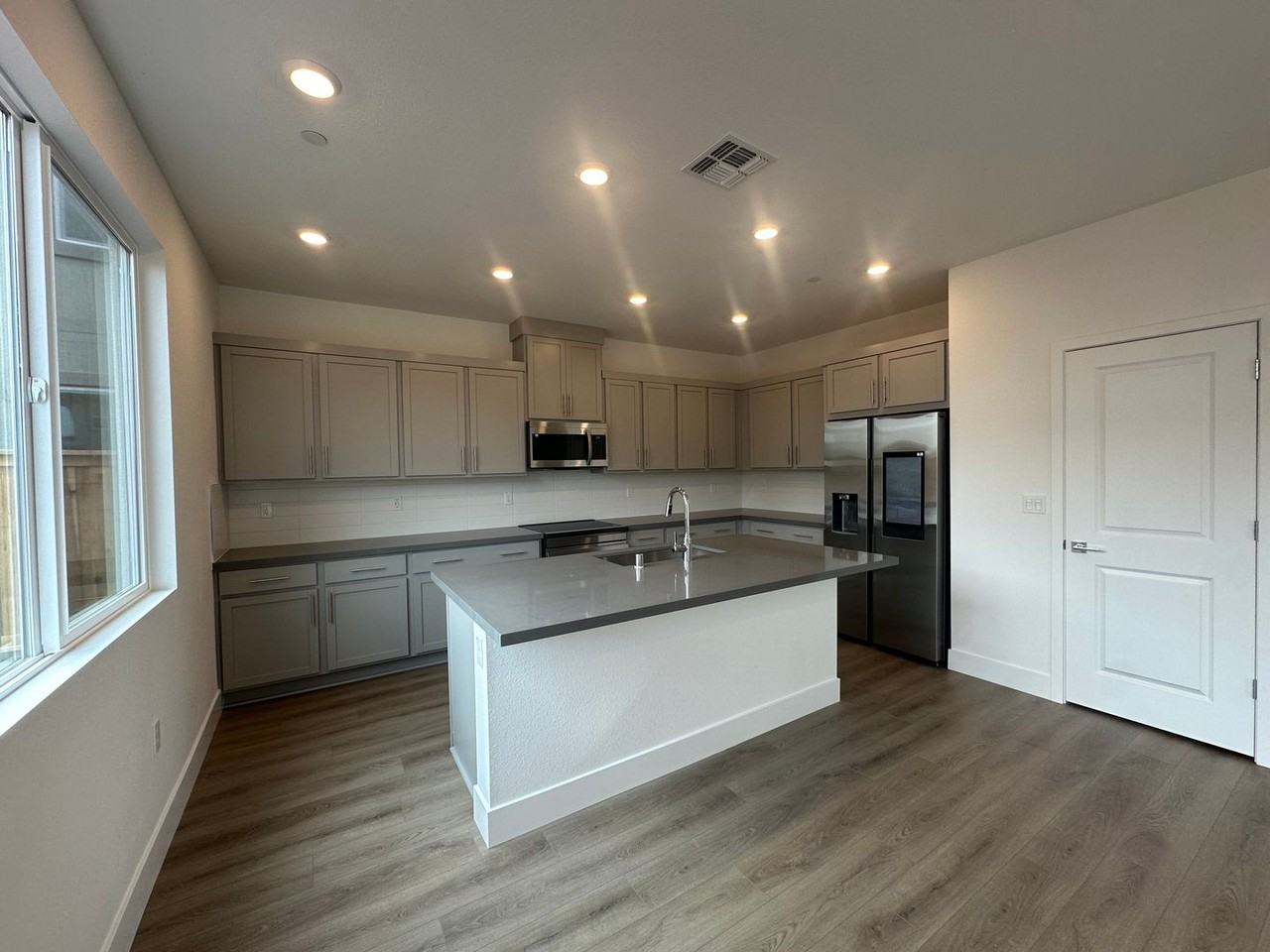 2824 Wrangell St - Photo 4 of 26
