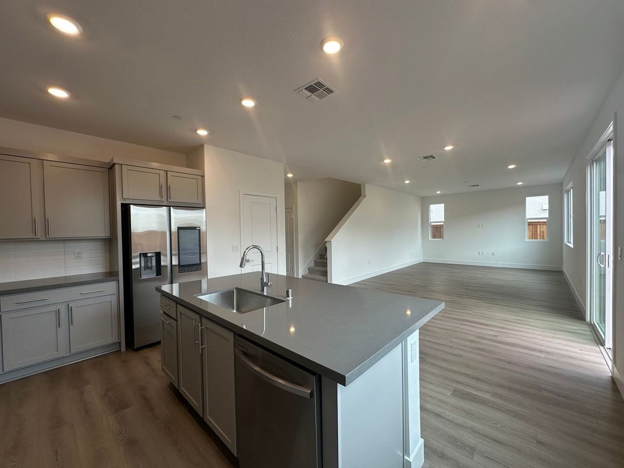 2824 Wrangell St - Photo 5 of 26