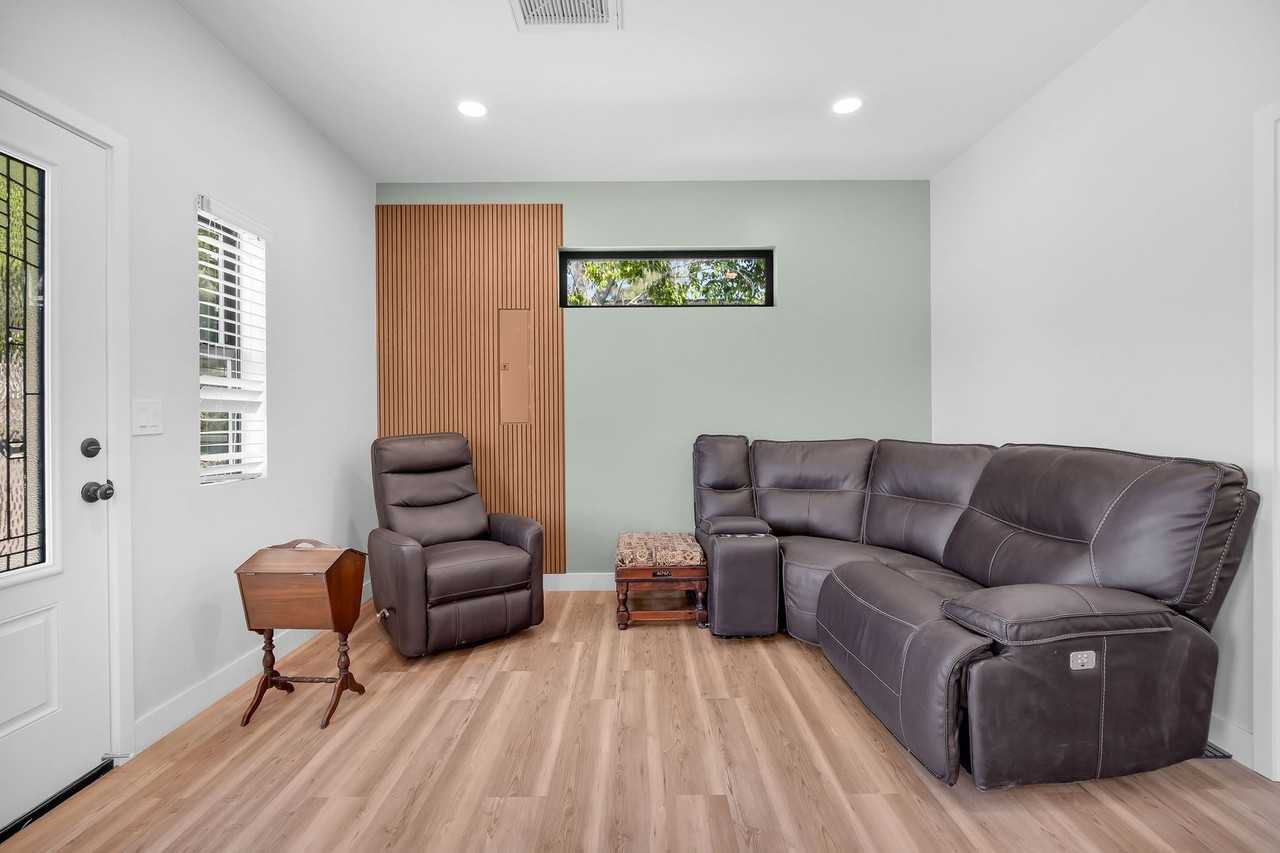4522 68th St - Photo 4 of 14