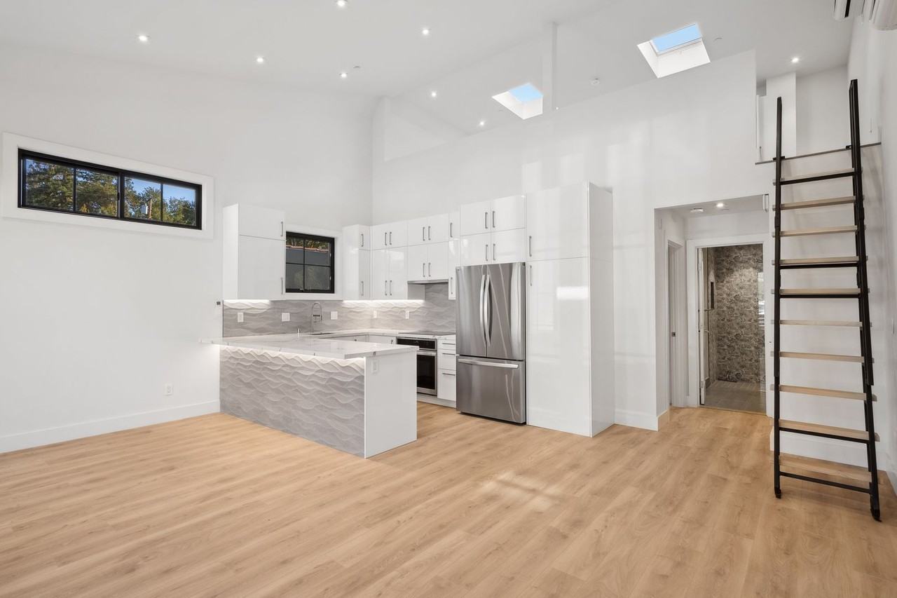164 Tasso St - Photo 2 of 16