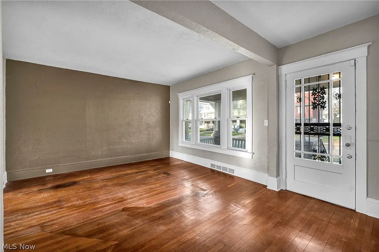 5614 Drake Ave - Photo 3 of 25