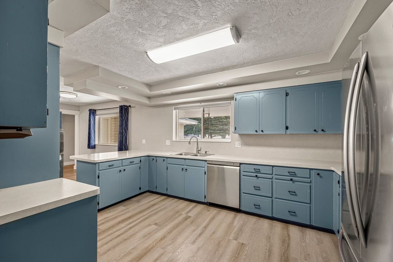 275 Park St - Photo 3 of 20