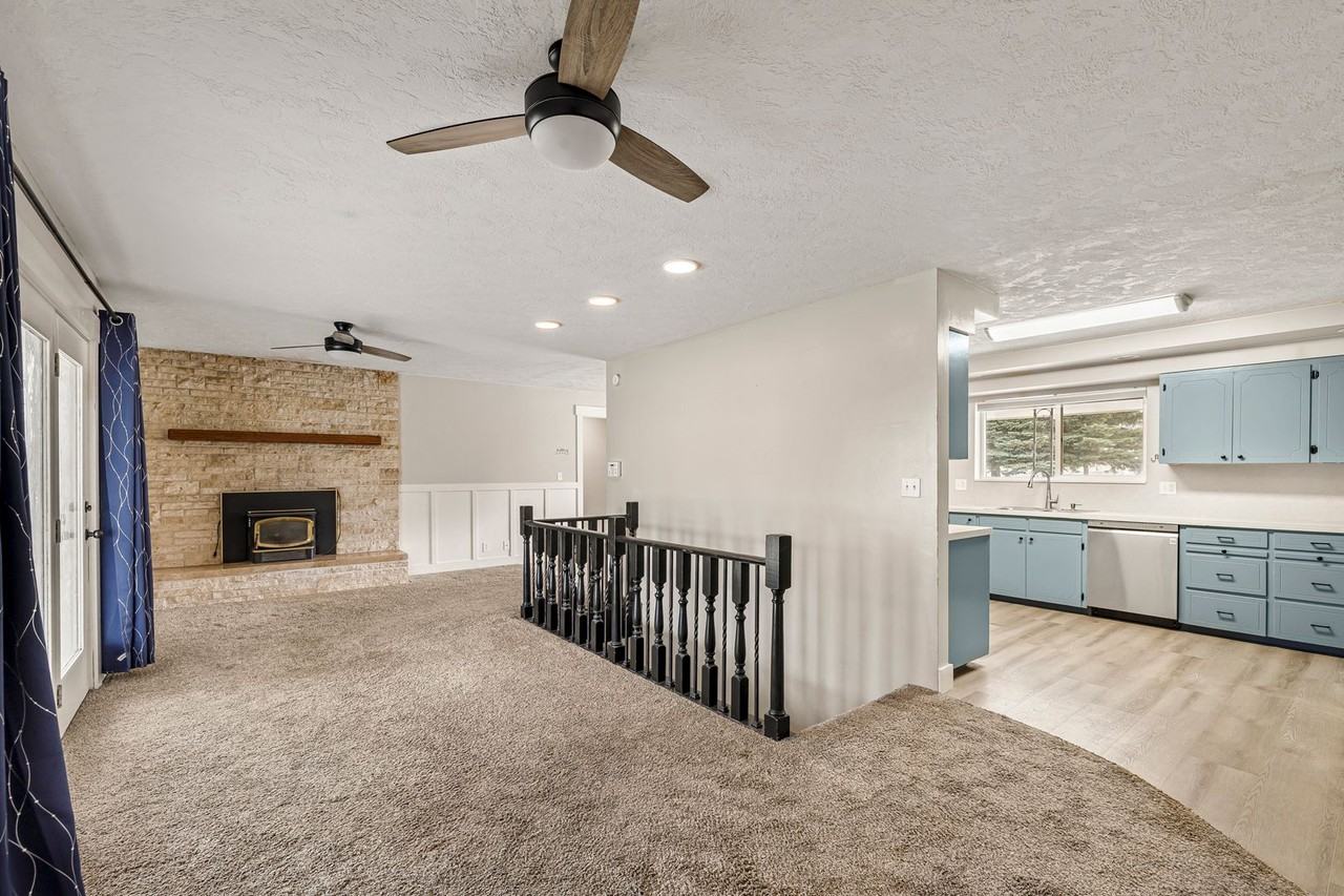 275 Park St - Photo 5 of 20