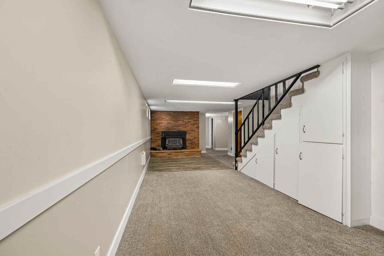 275 Park St - Photo 6 of 20