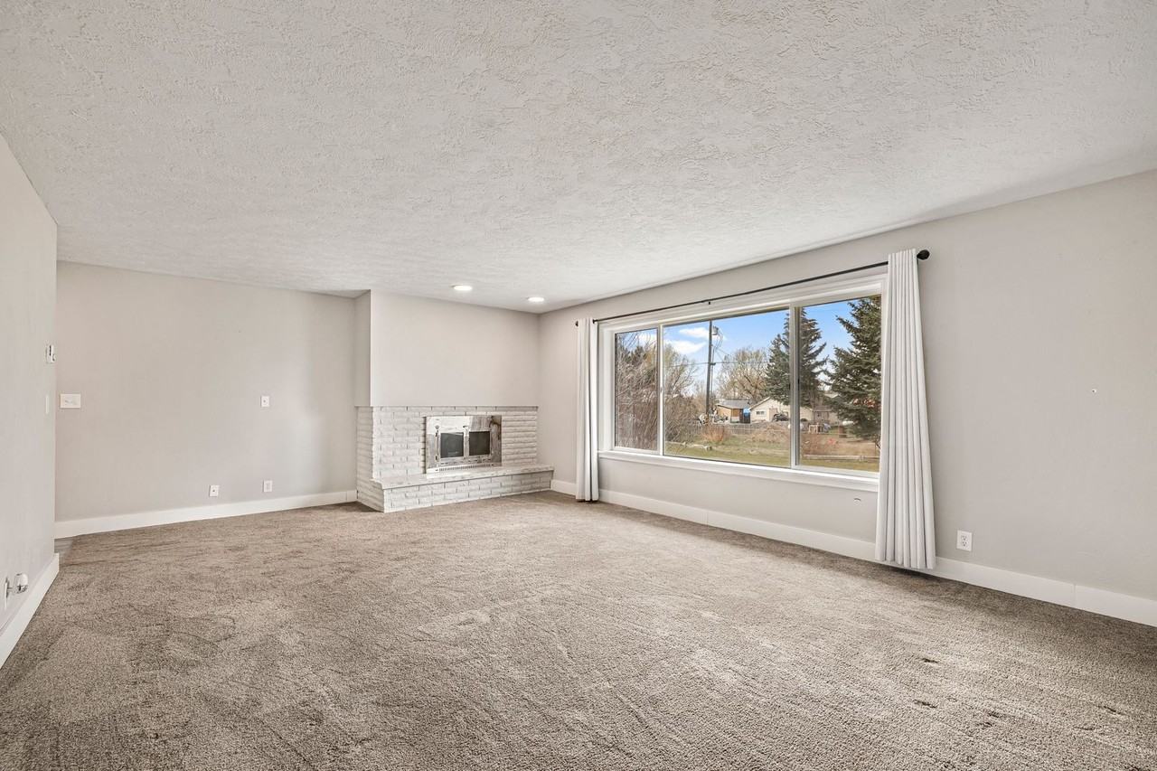 275 Park St - Photo 7 of 20