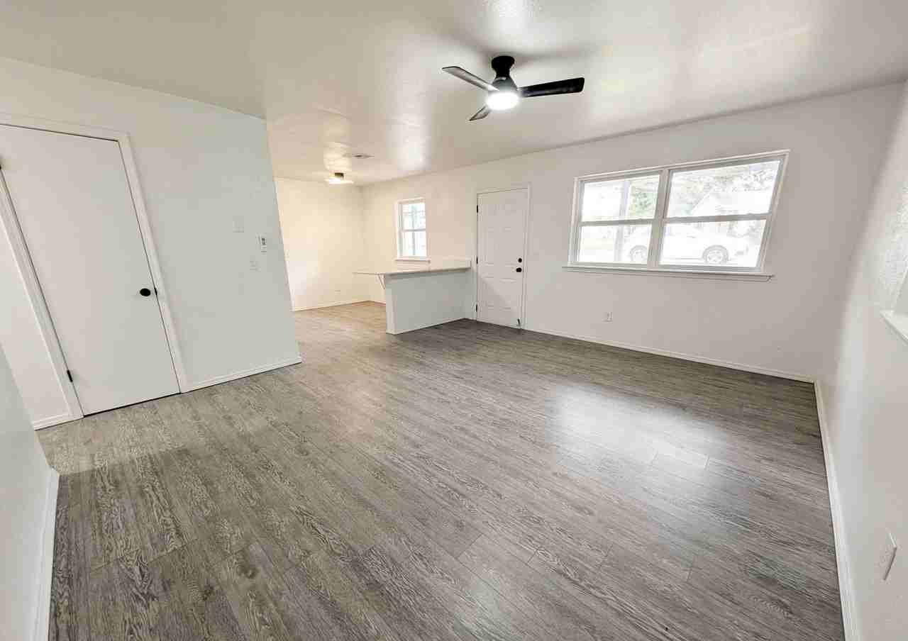 1201 E Margaret St - Photo 4 of 15