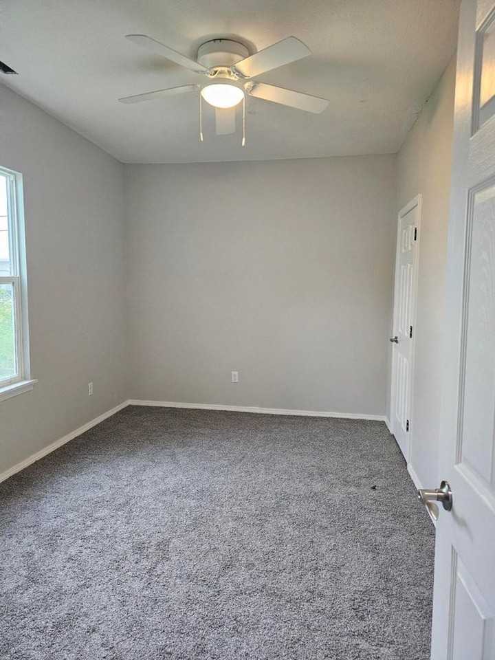 1307 E Locust St - Photo 2 of 5