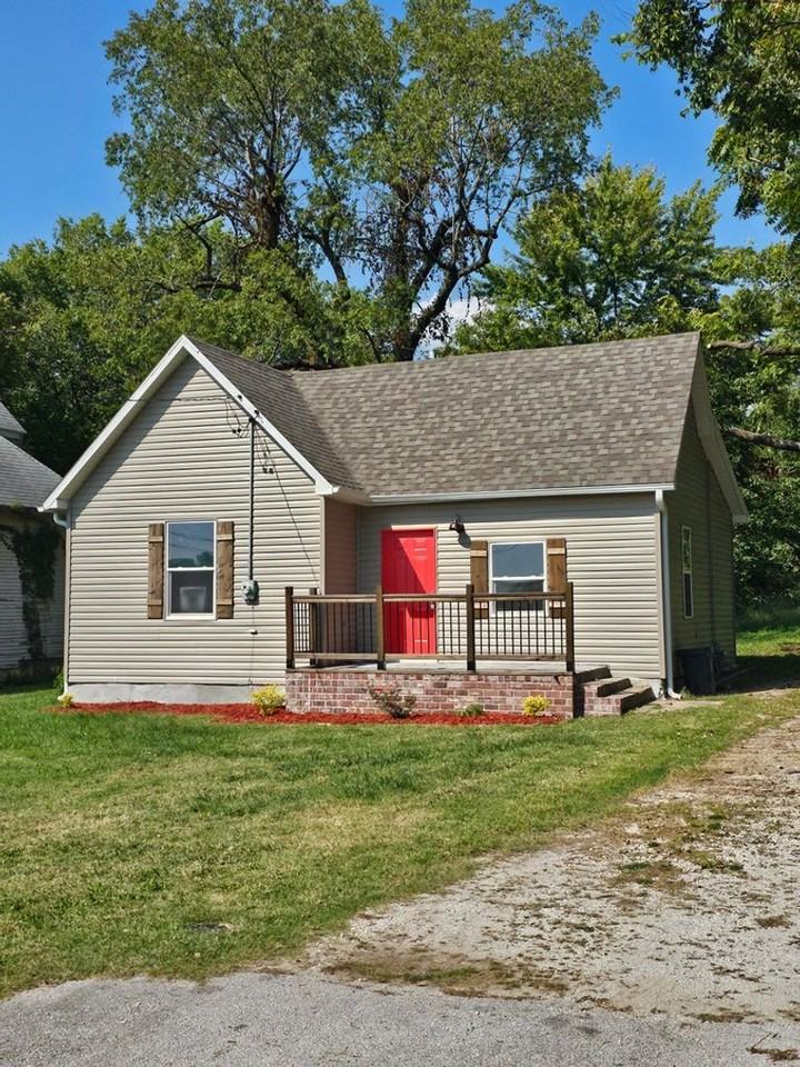 1307 E Locust St - Photo 3 of 5