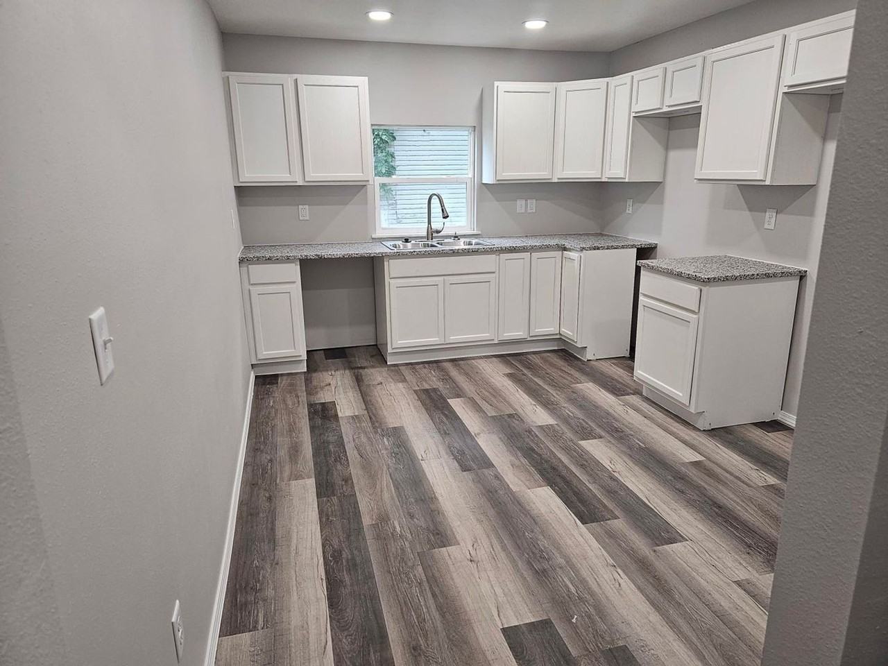 1307 E Locust St - Photo 4 of 5