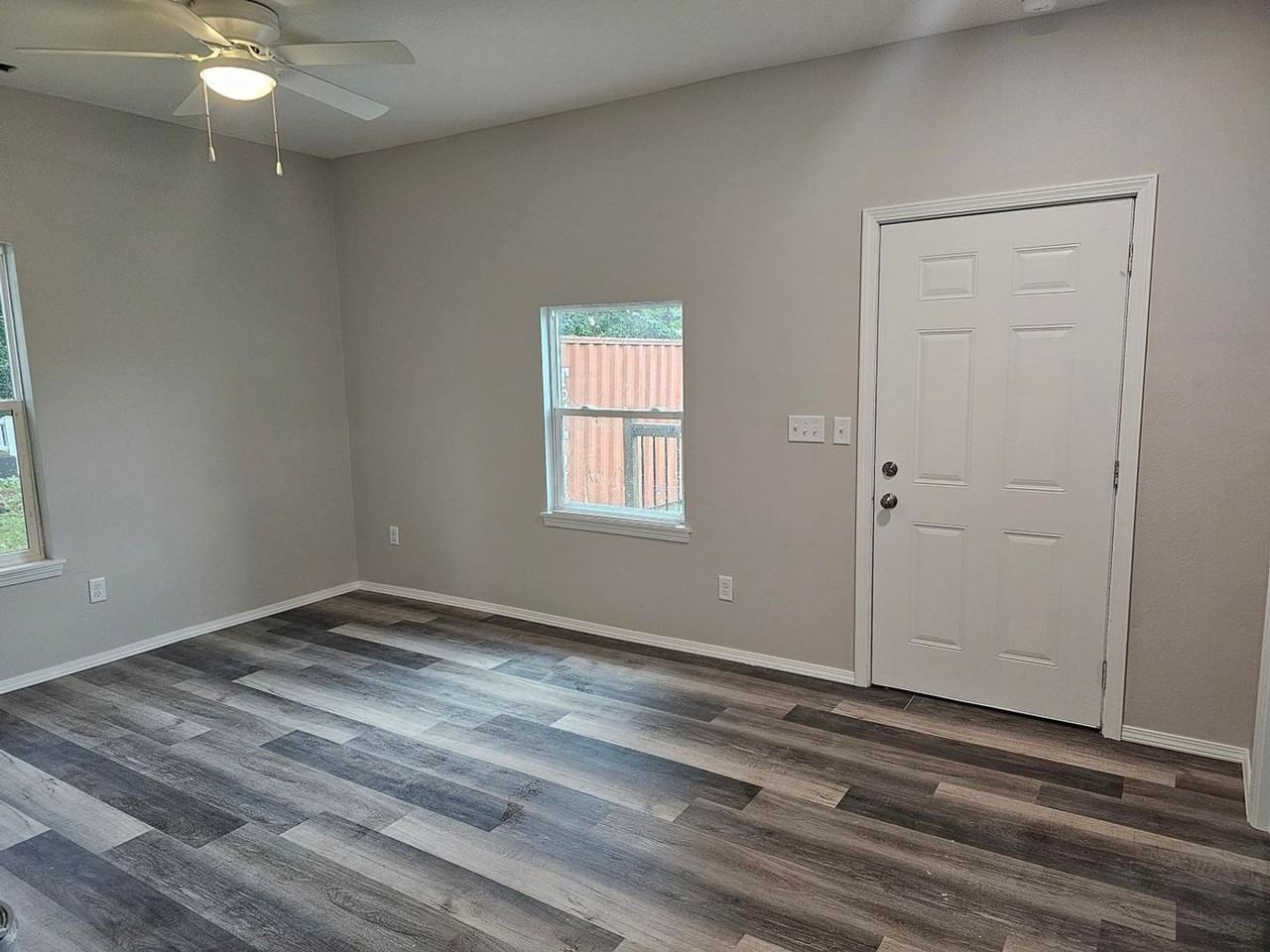 1307 E Locust St - Photo 5 of 5