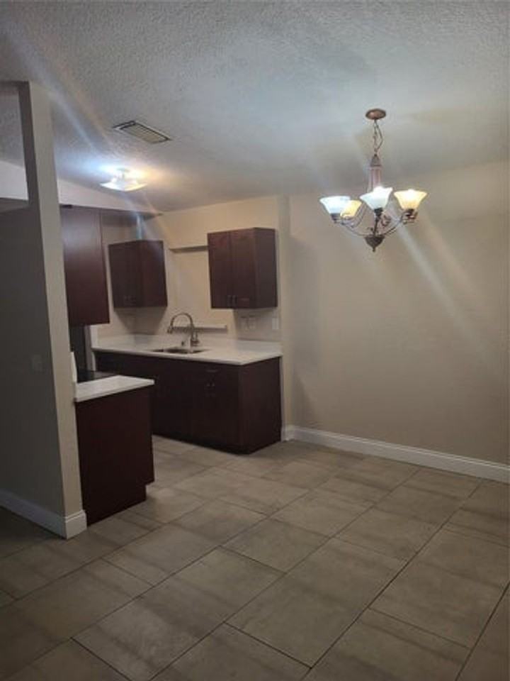 7816 Sw 7th Pl - Photo 2 of 14