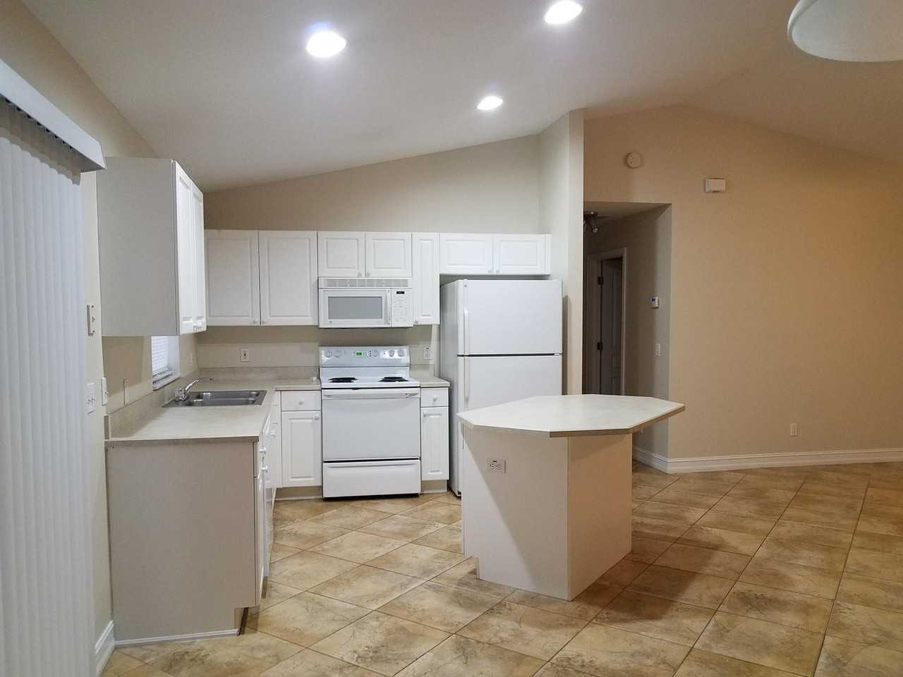 213 Blackstone Dr - Photo 2 of 7