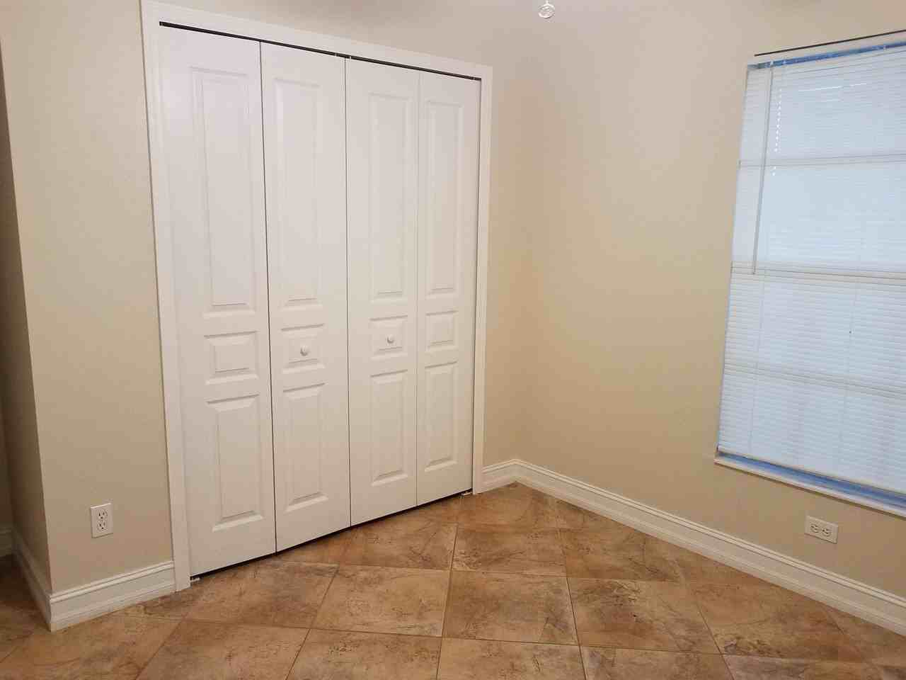 213 Blackstone Dr - Photo 3 of 7