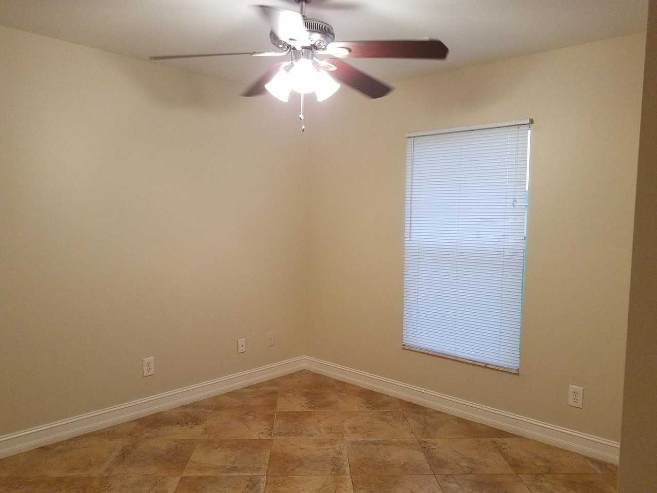 213 Blackstone Dr - Photo 5 of 7