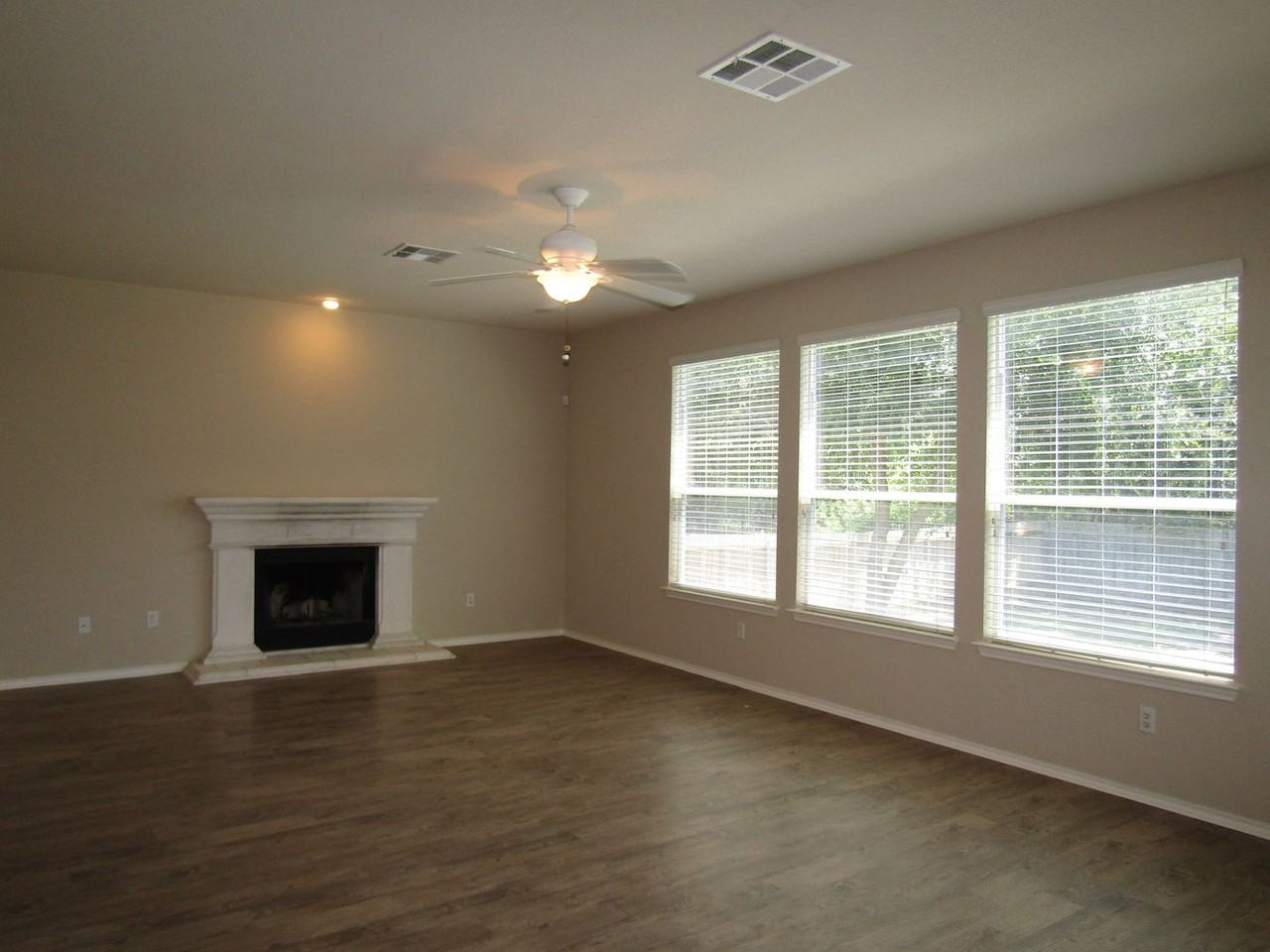 593 Cullen Blvd - Photo 4 of 33