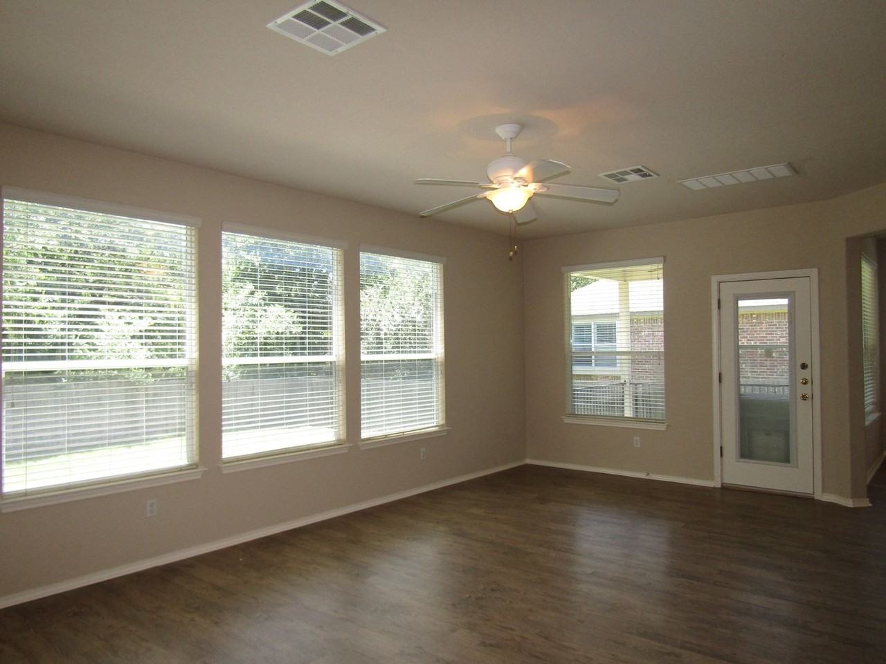 593 Cullen Blvd - Photo 7 of 33
