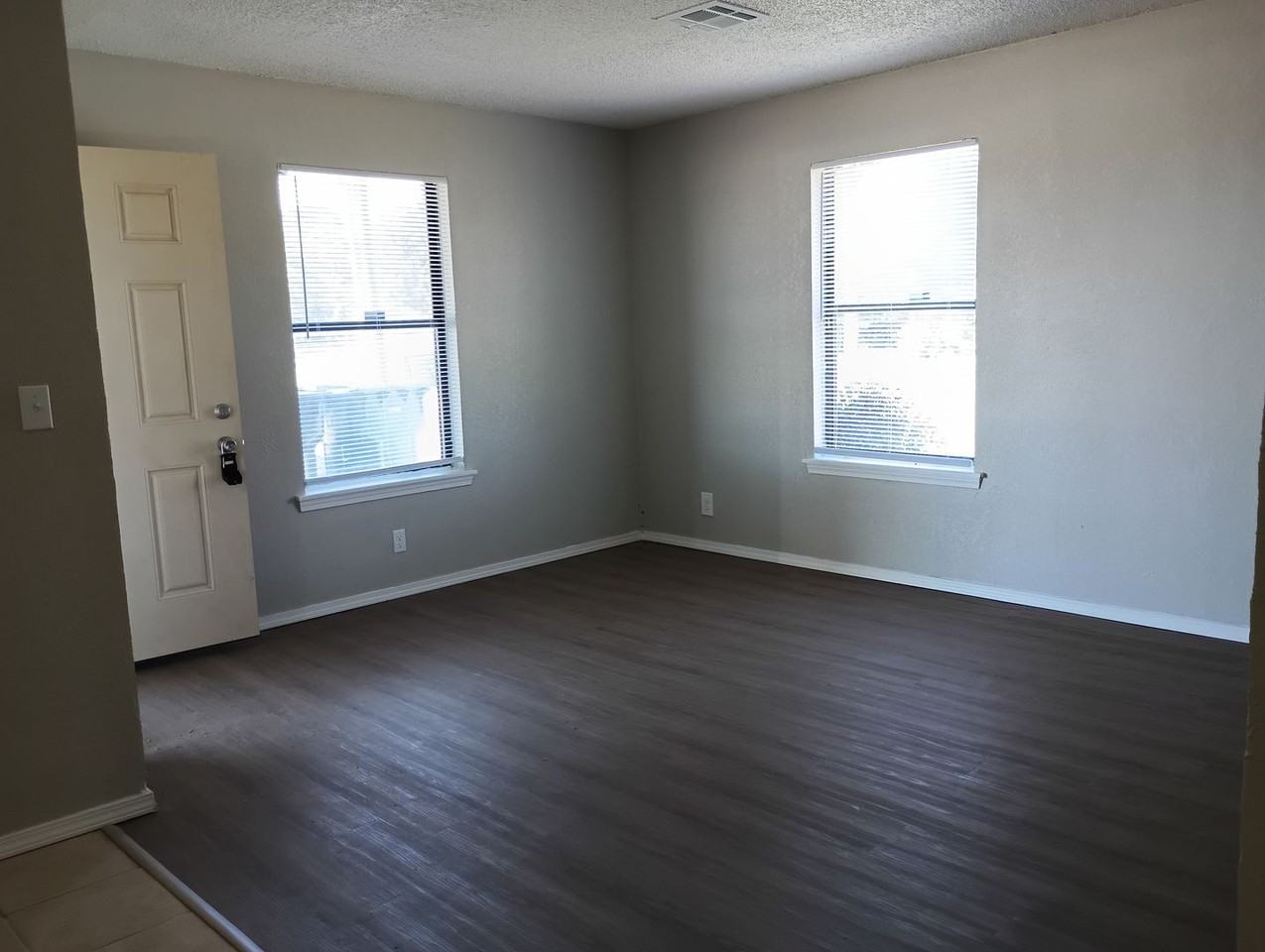 1020 N Spencer Rd - Photo 2 of 18