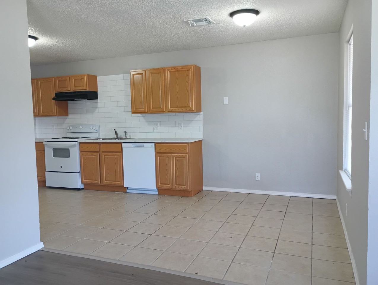 1020 N Spencer Rd - Photo 3 of 18