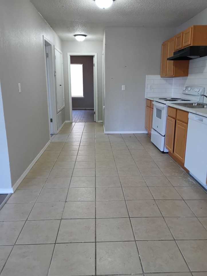 1020 N Spencer Rd - Photo 4 of 18