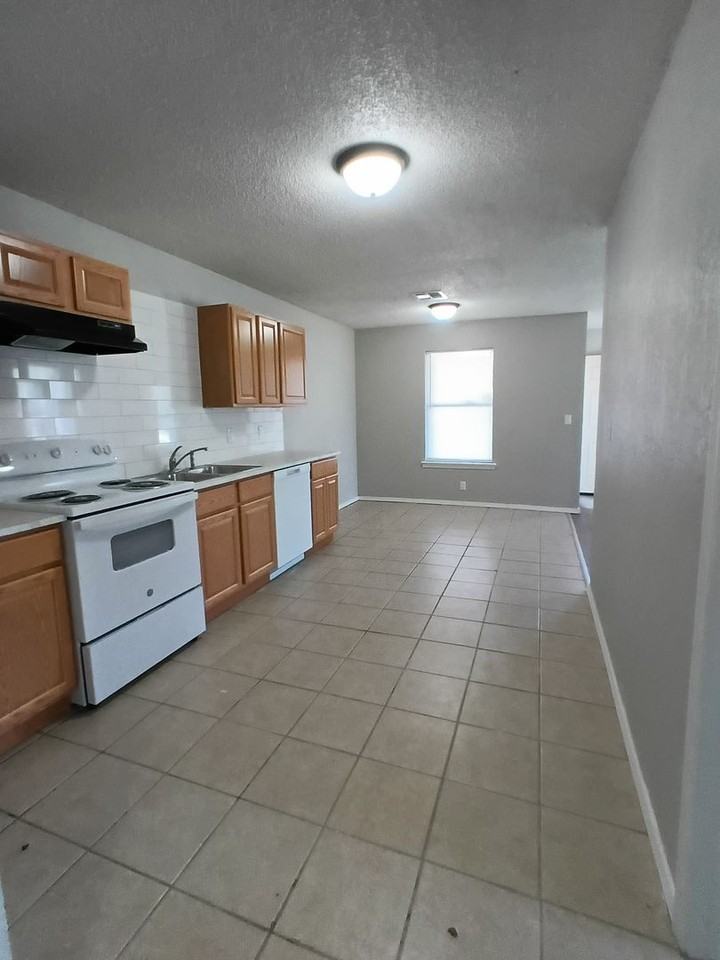 1020 N Spencer Rd - Photo 6 of 18