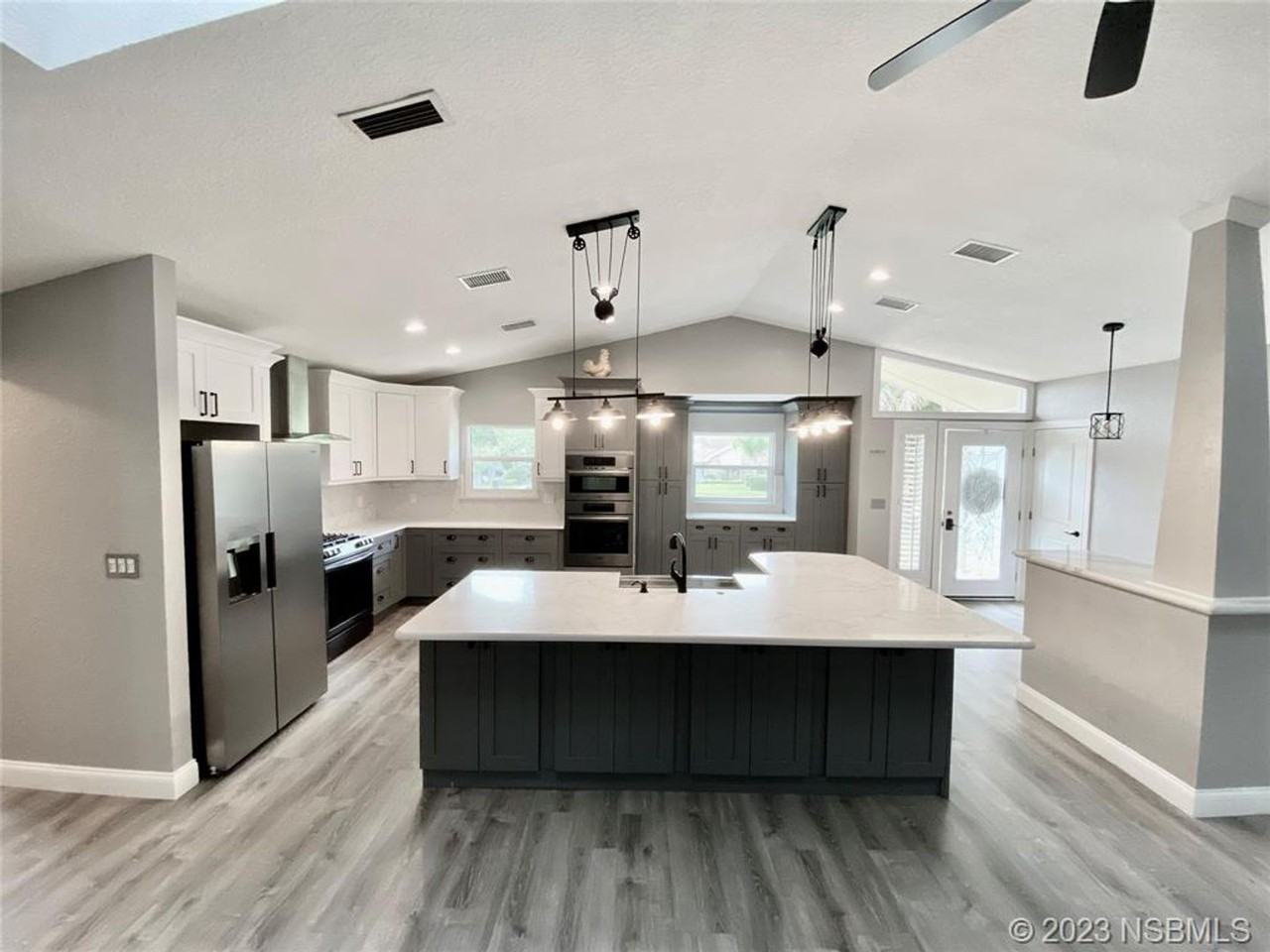 1031 Club House Blvd - Photo 3 of 35