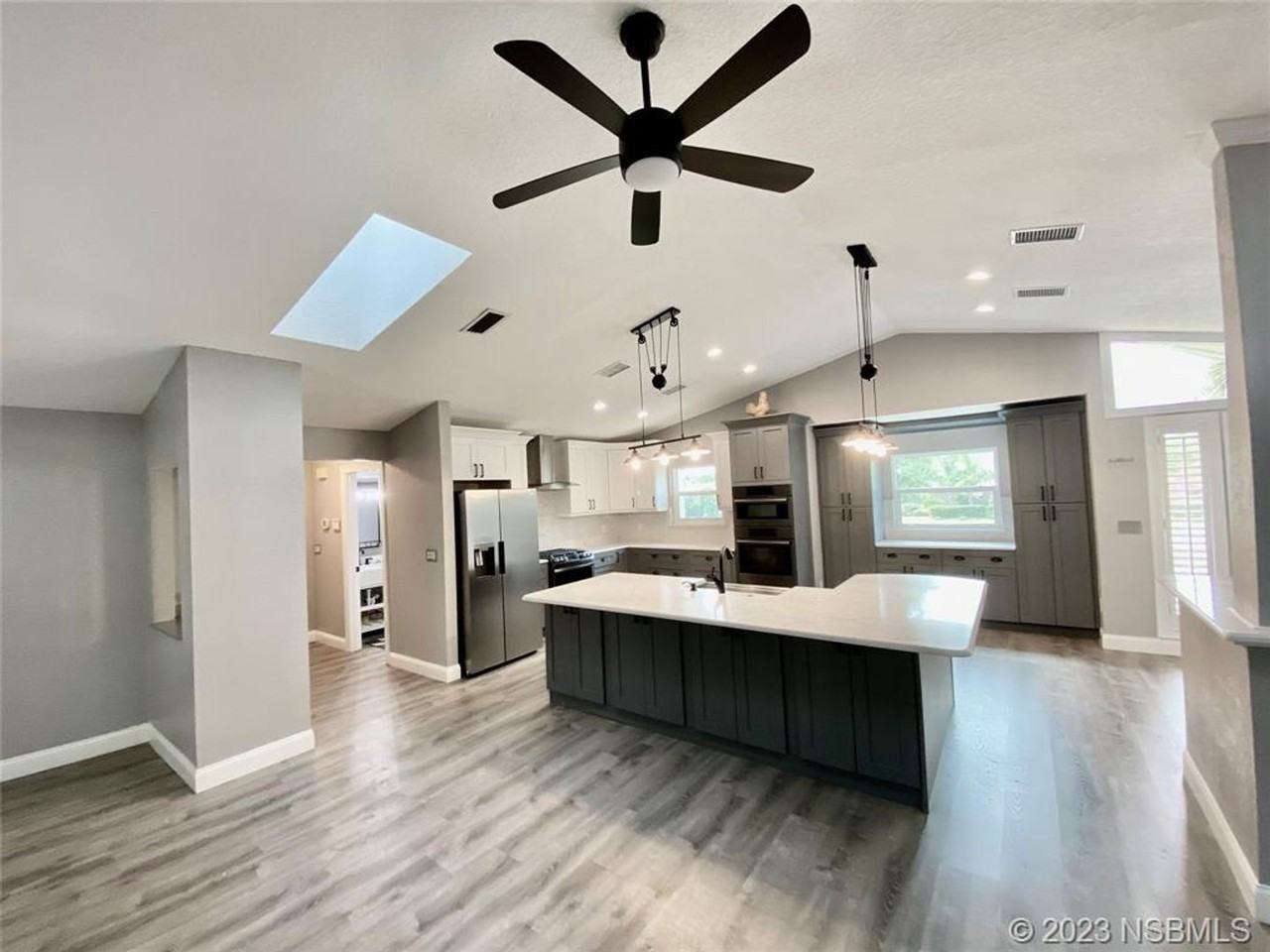 1031 Club House Blvd - Photo 4 of 35