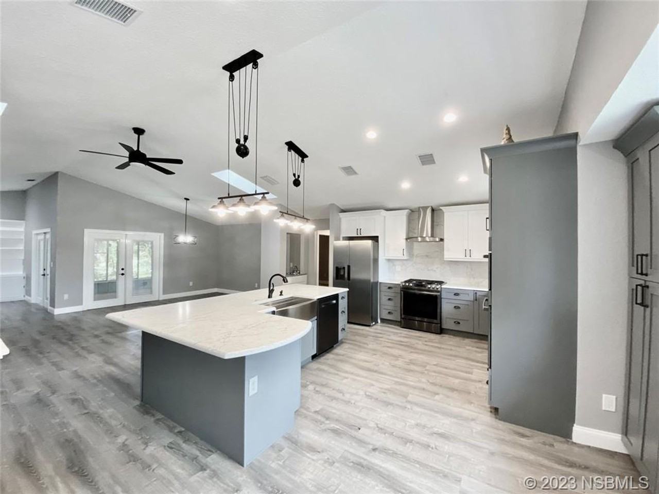 1031 Club House Blvd - Photo 5 of 35