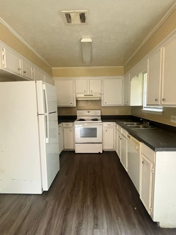 2452 Oak Grove Ln - Photo 3 of 12