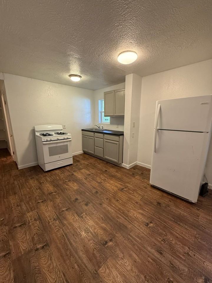 2352 N Kellett Ave - Photo 3 of 5