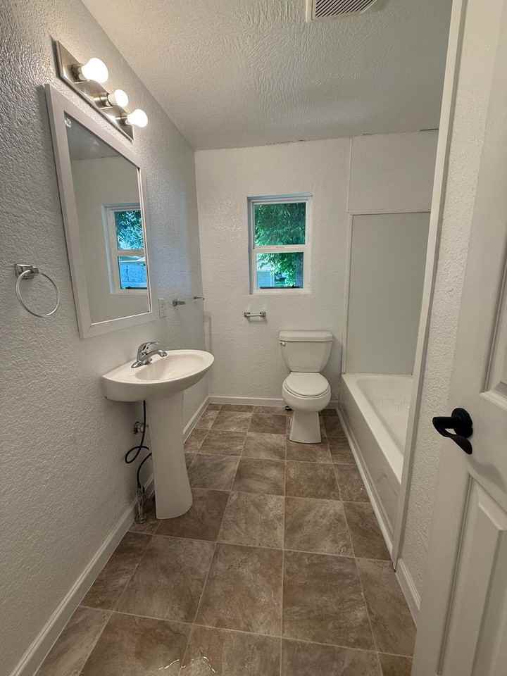 2352 N Kellett Ave - Photo 5 of 5