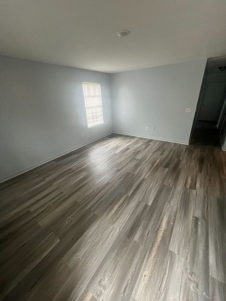 2107 Thousand Oaks Dr - Photo 2 of 13