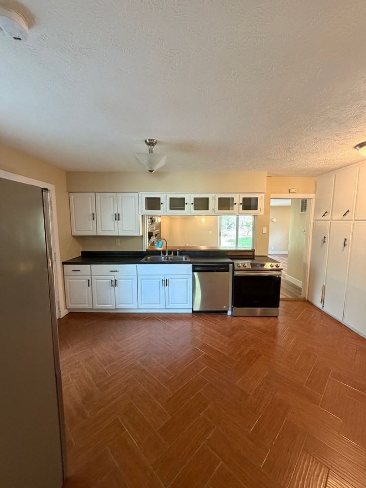600 Dadson Dr - Photo 5 of 38