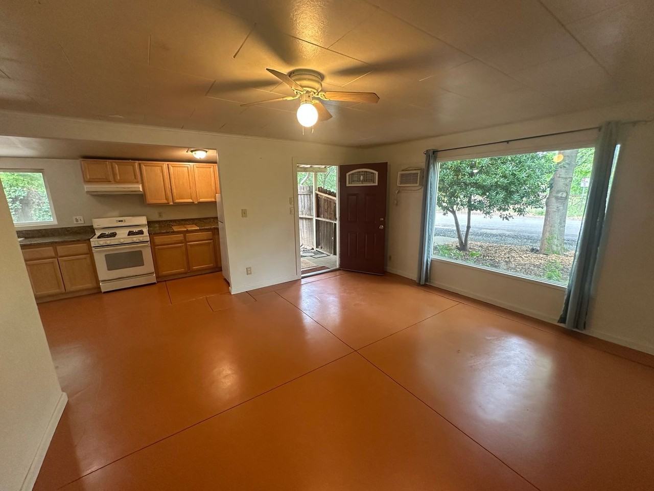 2050 Laburnum Ave - Photo 3 of 44