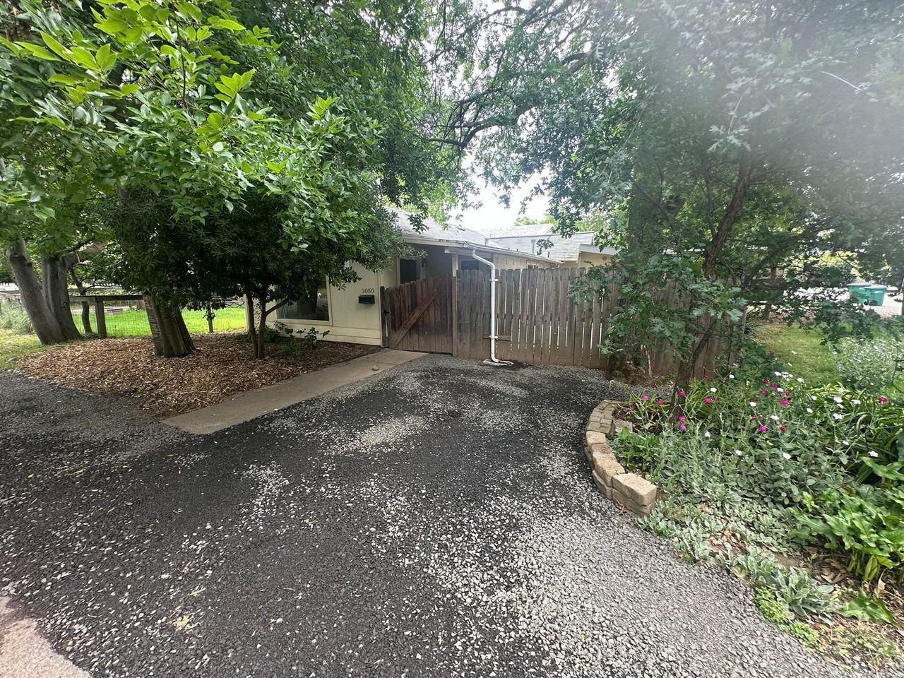 2050 Laburnum Ave - Photo 2 of 44