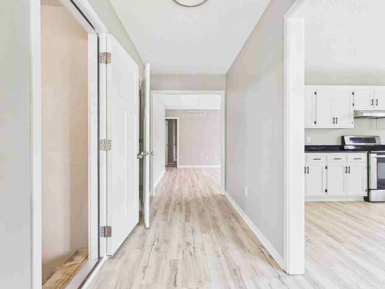 1206 Foxridge Dr - Photo 2 of 50