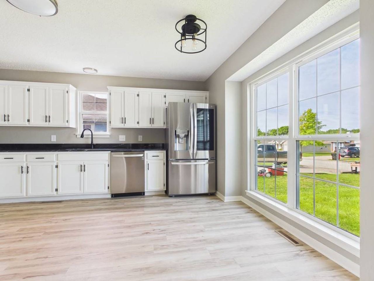 1206 Foxridge Dr - Photo 3 of 50