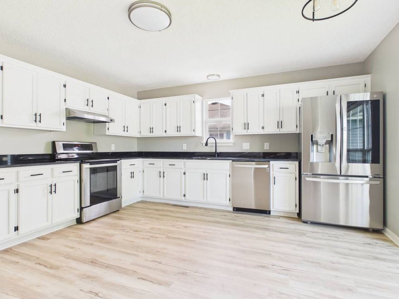 1206 Foxridge Dr - Photo 4 of 50
