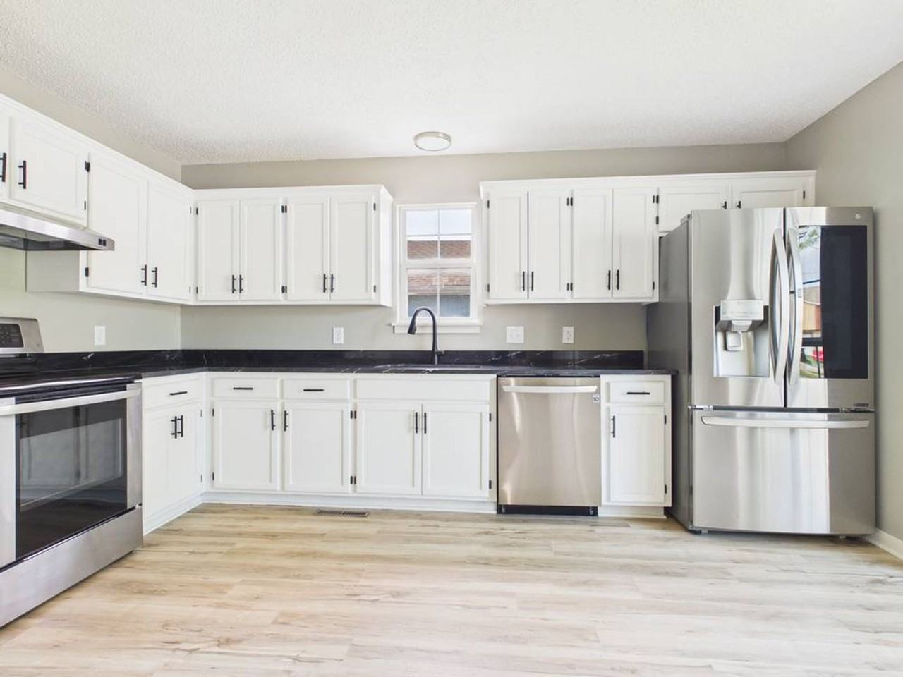 1206 Foxridge Dr - Photo 6 of 50