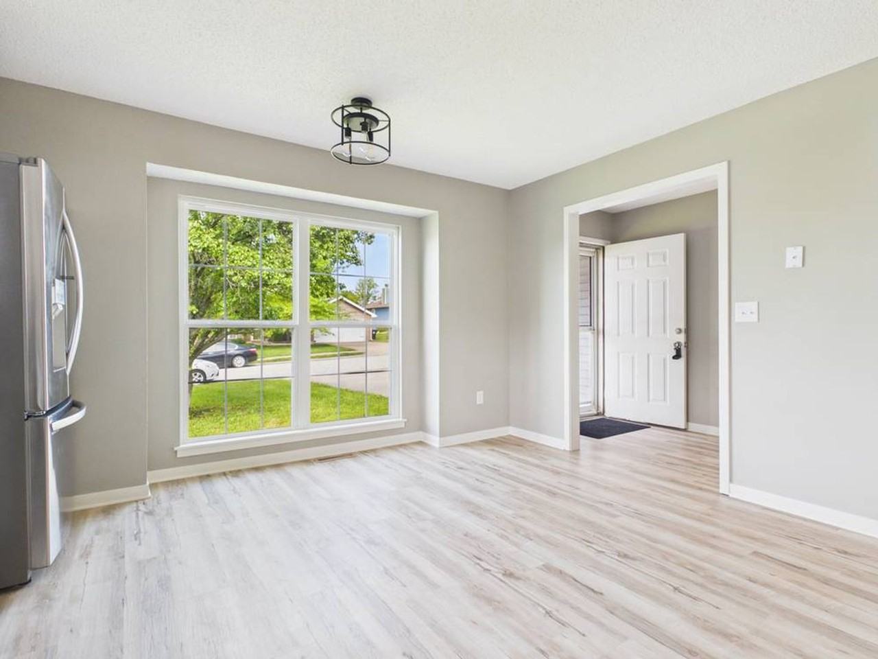 1206 Foxridge Dr - Photo 7 of 50