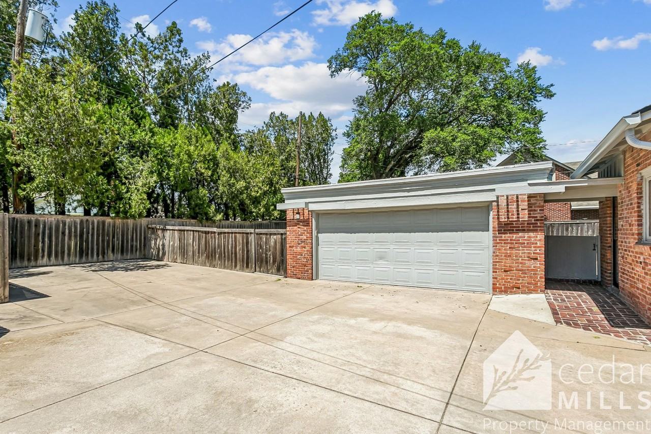 125 S Oakwood St - Photo 2 of 15