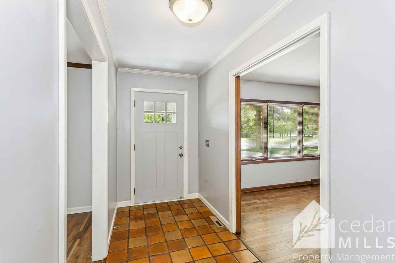 125 S Oakwood St - Photo 3 of 15