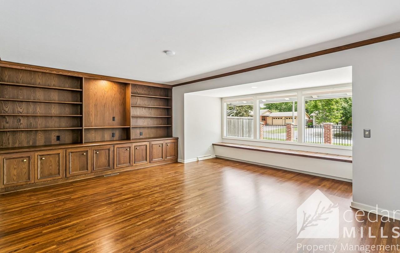 125 S Oakwood St - Photo 4 of 15