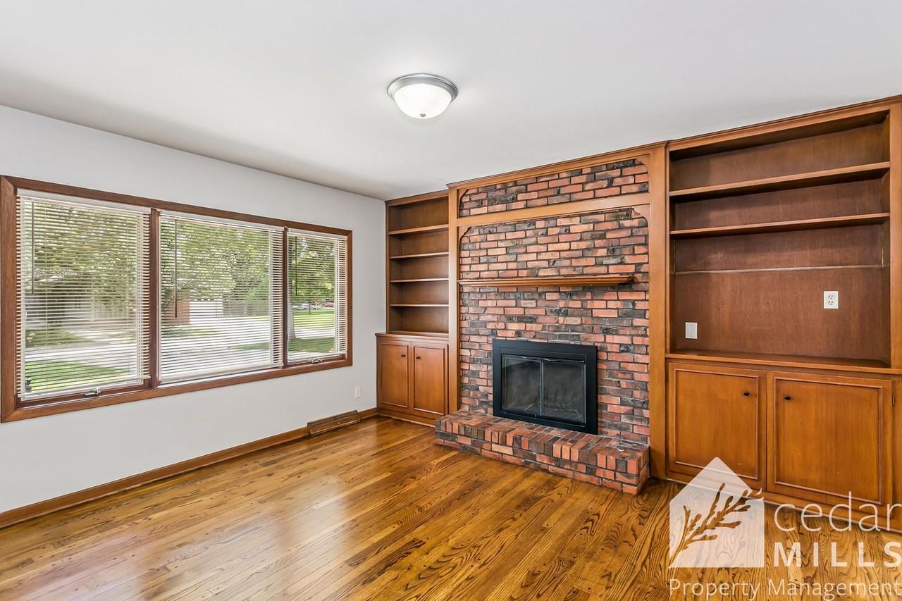 125 S Oakwood St - Photo 5 of 15