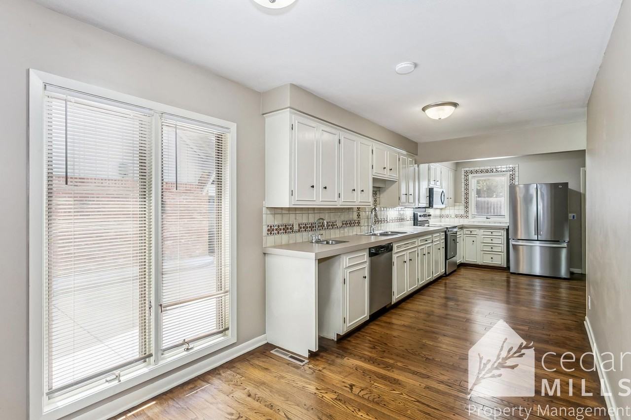 125 S Oakwood St - Photo 6 of 15