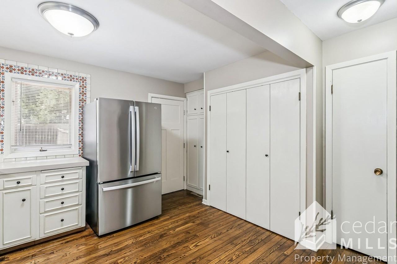 125 S Oakwood St - Photo 7 of 15