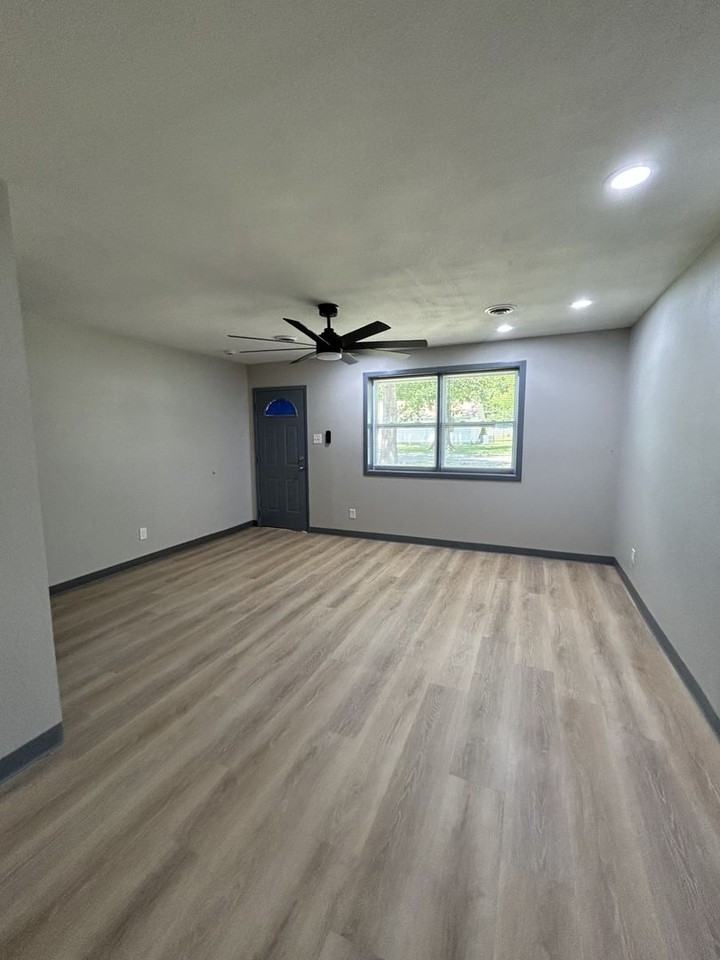 1208 E 8th St - Photo 2 of 17
