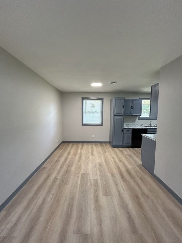 1208 E 8th St - Photo 3 of 17