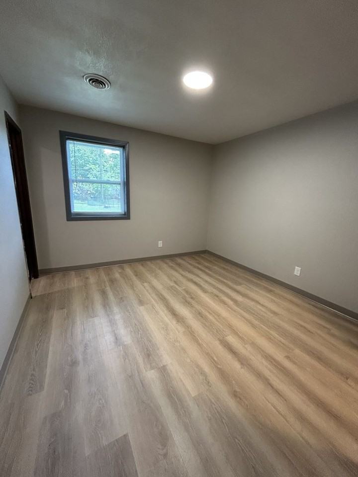 1208 E 8th St - Photo 6 of 17