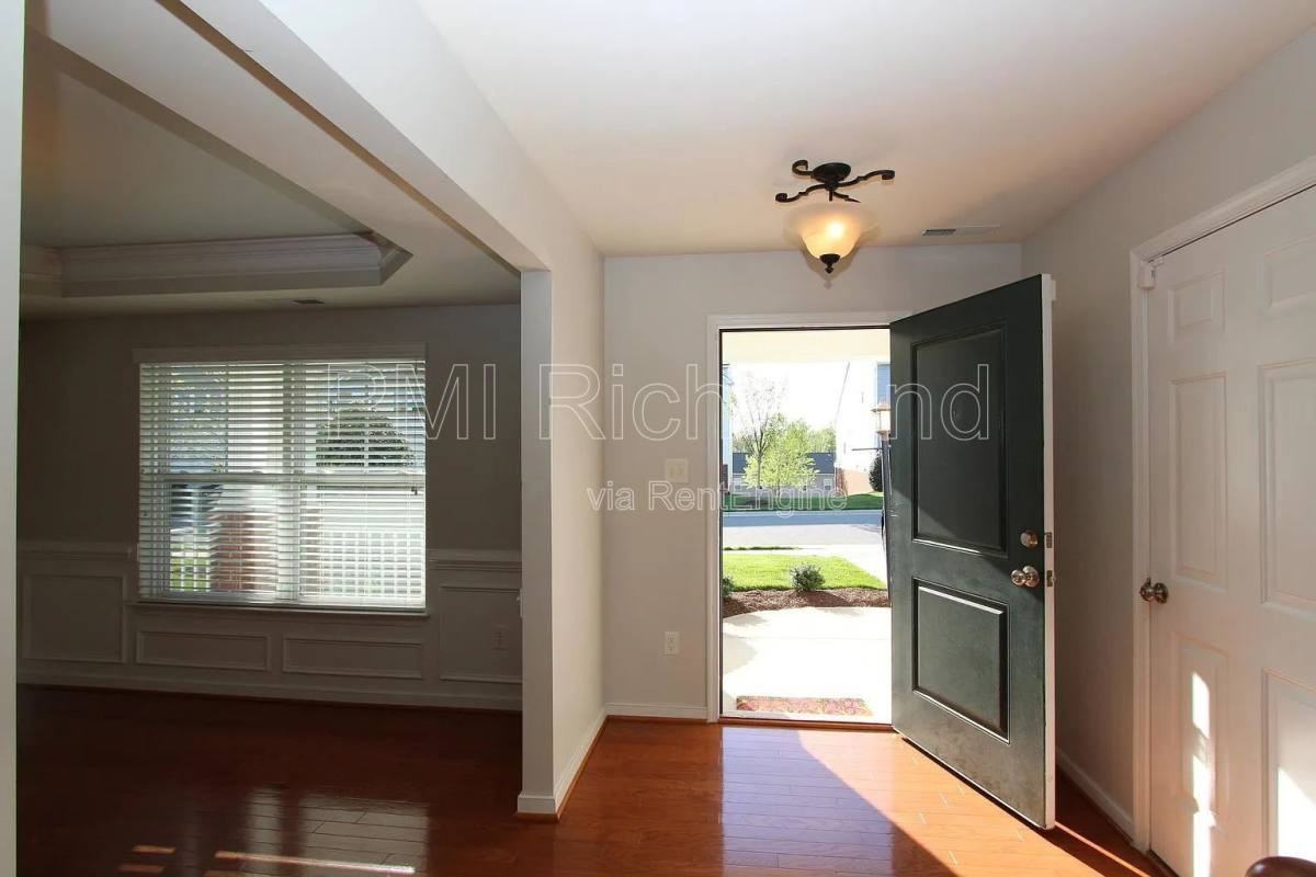 637 Abbey Village Cir - Photo 3 of 10